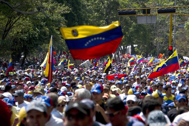 FMI prevé en Venezuela una inflación del 13.000% y caída del 15% del PIB