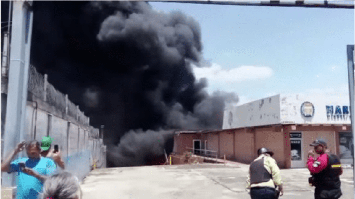 Reportan incendio de gran magnitud en Aragua: el fuego consume una fábrica de plástico