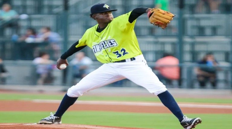 Lanzador criollo Luinder Ávila subió con Kansas City