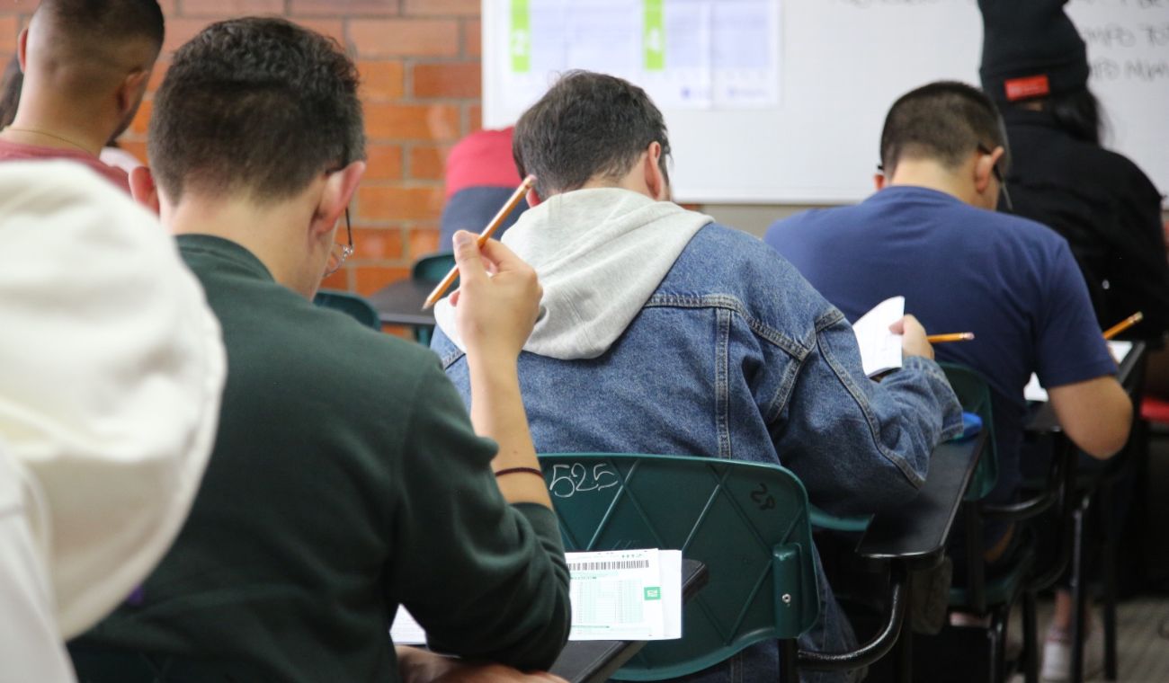 ¿Con cuántos puntos se pasa la prueba Saber 11? Apúntele para ganar becas