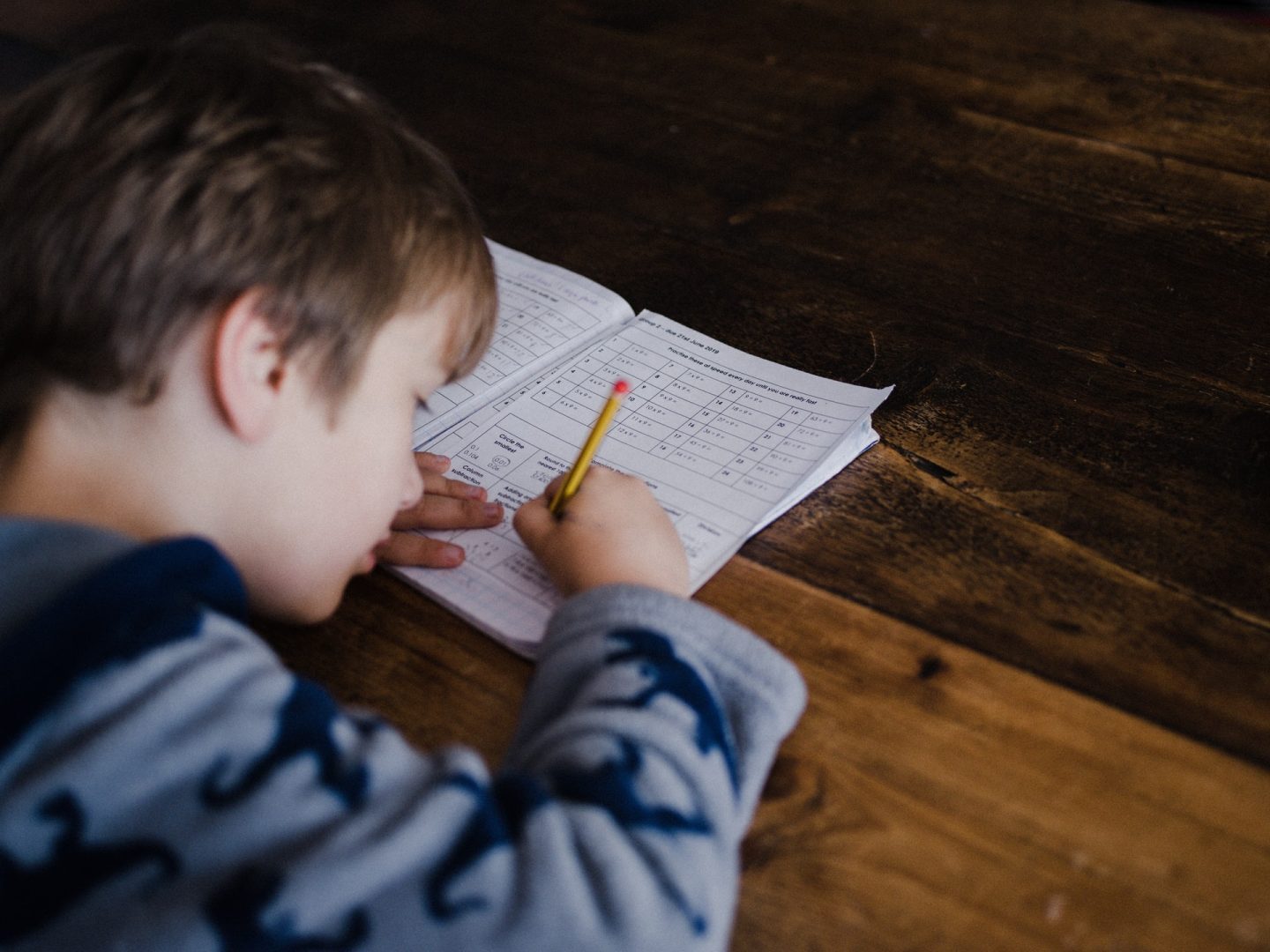 Educadores y psicólogos cuestionan la propuesta del gobierno de eliminar las tareas escolares