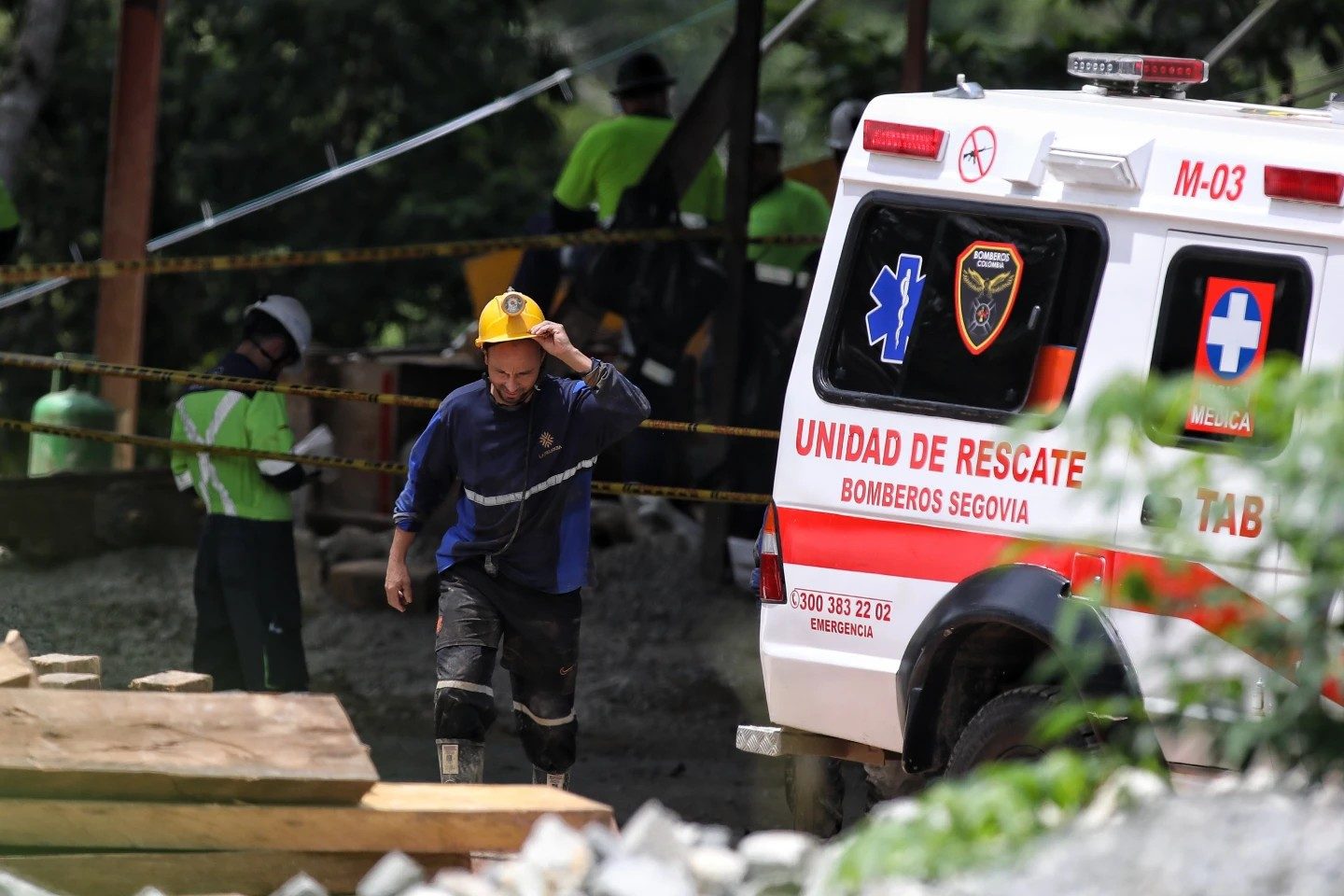 Rescatan con vida a los 23 mineros atrapados en una mina de oro en Colombia