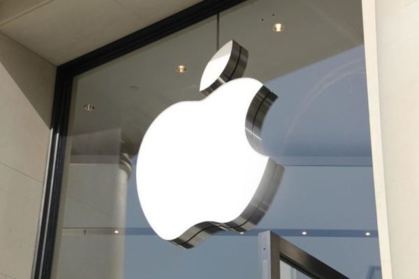 Apple supera cuatro billones de capitalización en bolsa, la tercera empresa en lograrlo