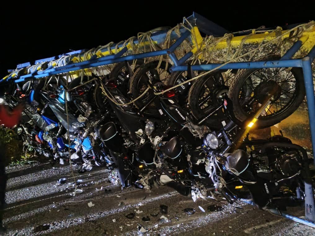Camión cargado con motos se volcó llegando a Monagas