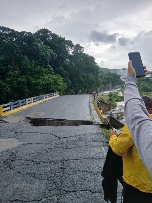 Colapsó puente que conecta a Cumanacoa con San Salvador, en el estado Sucre