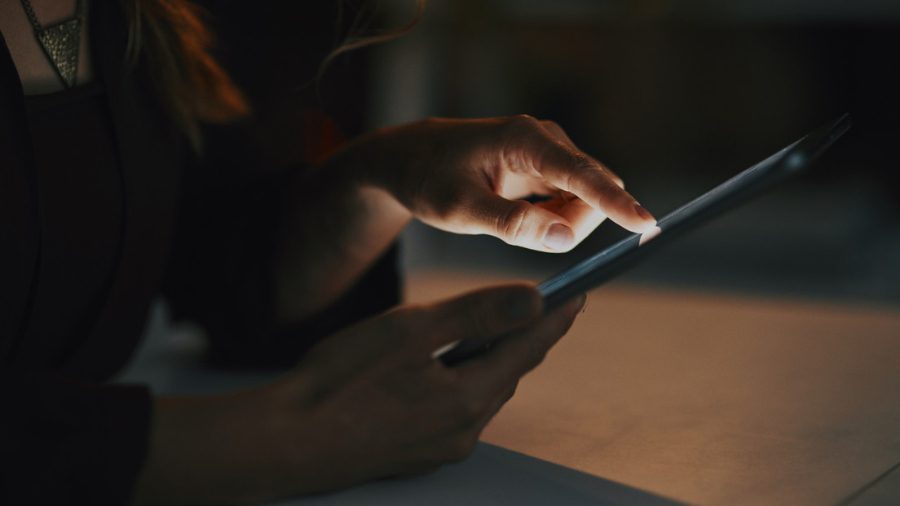 El uso del celular en la oscuridad podría esconder un peligro irreversible