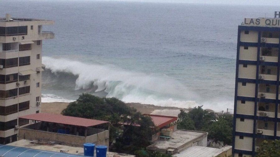 Mar de fondo deja daños y mantiene suspendidas las actividades playeras en La Guaira