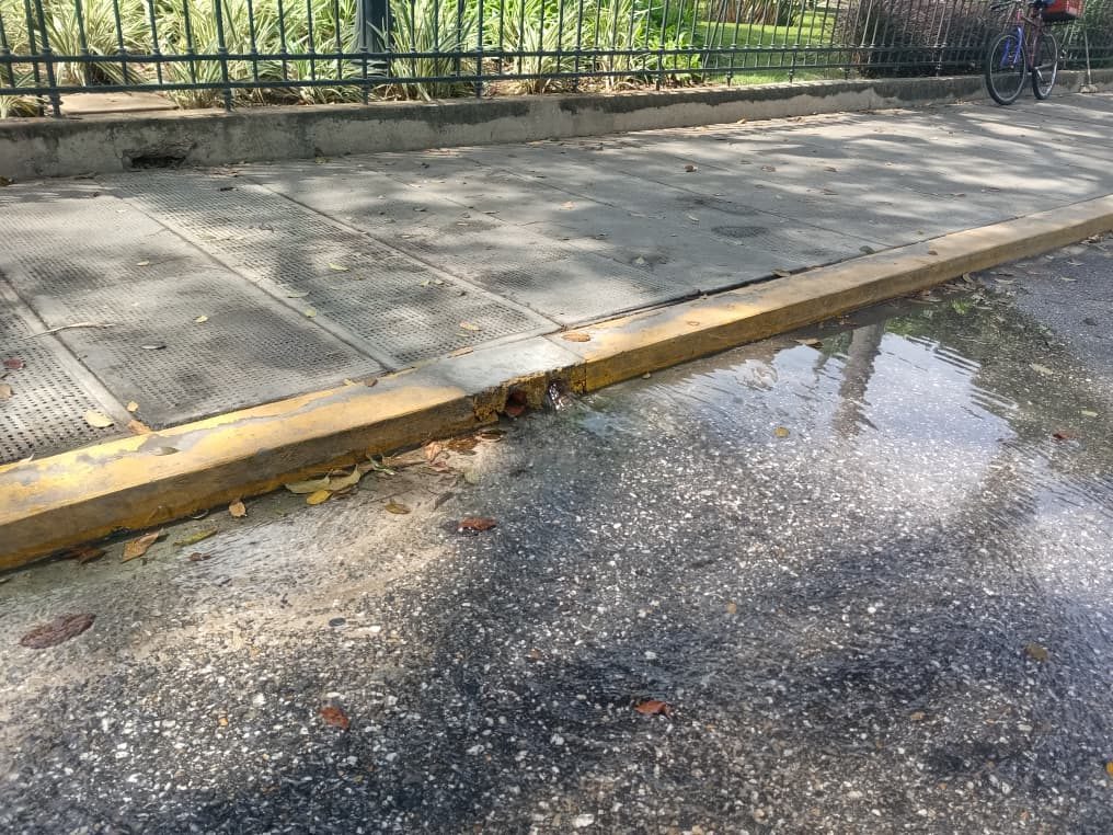 Miles de litros de aguas blancas se desperdician frente al Parque Ayacucho de Barquisimeto