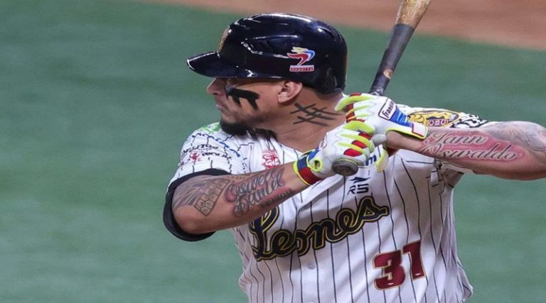 Oswaldo Arcia iguala marca de jonrones de Roberto Zambrano
