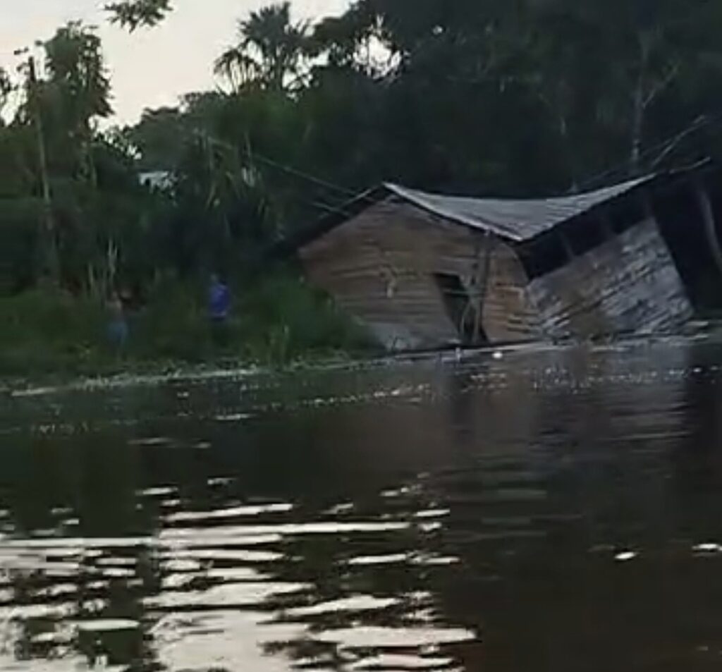 Waraos aseguran que un "ser mitológico" derrumbó tres palafitos en Delta Amacuro